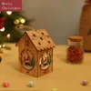 Weihnachtsschmuck aus Holz, kleines Haus, glühender Schnee