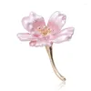 ブローチ女性のためのピンクエナメルユリの花美しい植物合金ピン冬の宝石高品質