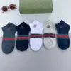 En İyi Tasarımcı Erkekler SOCKS Marka Geometrik Desen Nakış Boy Stocking 5 Çift Bir Kutu Moda ve Rahat Erkek Nov06 YWFB