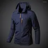 Giubbotti da caccia 2023 Primavera Mens Softshell Trekking Uomo Cappotti Giacca a vento tattica da uomo Impermeabile Volo Pilota Cappotto con cappuccio Taglia 5XL