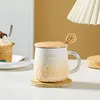 Muggar körsbärsblomning under året med hög skönhet mugg kontor keramisk kopp par kaffefrukost mjölk