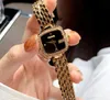 Pequeño esfera en forma de G Reloj de moda de cuarzo Reloj de ocio de negocios Mujer Correa fina de acero inoxidable Popular Retro Dos pines Anillo de diamantes Relojes de pulsera montre de luxe