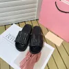 miui designers kvinnor matelasse tofflor sandaler brev spänne tofflor tjocka bottnar kudde mules kvinnor platt glider flip flops sommar äkta läder loafers