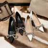 Kutu Bayan Elbise Ayakkabıları Amina Muaddi Saten Kristal Çift Yay Pompaları Sandalet Tasarımcı Partisi Açık Mokasen Lady Shoe