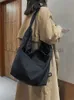Umhängetaschen Nylon Große Einkaufstaschen für Frauen 2023 Neue Vintage wasserdichte Stoff und Taschen Einfache reine Farb -Soulder -Bagcatlin_fashion_bags