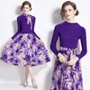 Autumn Winter Purple Midi Designer klänningar Kvinna långärmad o-hals stickat lapptäcke mode tryck fest veckade klänningar 2023 semester snör