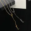 Collana in oro di design Orecchini pendenti con diamanti per donna Designer Gioielli in argento Lettere di lusso Borchie Collana con diamanti in argento Set cerchi