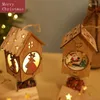 Décorations de Noël Ornements de petite maison en bois dans la neige rougeoyante