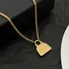 Mode de luxe française femmes collier en or étendu forme de serrure en métal lisse mat châssis pendentif dame conception bijoux de haute qualité collier à breloques en cuivre