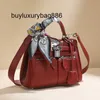 Luxury Handbags Lakis Swift Leather Wide Shoulder Strap BALL DUBBEL FICK FÖR KVINNOR 2023 NY HIGH-ENDA KÄNNANDE STORA KAPITAL HANDBAG PEMURING SINGLE