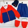 Tute di lusso per bambini Set autunnale vestiti firmati per bambini Taglia 100-160 Giacca con cerniera Pantaloni maglione girocollo Cappello lavorato a maglia Nov05