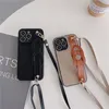 Crossbody Chain Wristband Vogue Phone Case pour iPhone 14 13 12 11 Pro Max Longe Réglable Durable Litchi Grain Cuir Couverture Arrière Antichoc