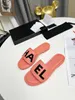 35-43 Kvinnor Lås C Slipper Chain Laser Summer Sandals Slides toffles Ladies Badrum godis gelé casual skor brev tryck mulor 35-43