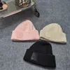 Designer LOE ricamato lavorato a maglia cappelli da pescatore da donna coppia calda cappello di lana sport da sci berretti all'ingrosso di alta qualità AAA +