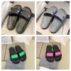 Pantoufles Hommes Femmes Pantoufles Designer Slider Slides Sandales Caoutchouc Designer Pantoufle à semelle plate Paris Piscine POOL SLIDE SANDAL 3D gaufrage logo pantoufle taille 35-46