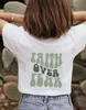 レディースTシャツの信仰は、バックに印刷された恐怖を克服します。