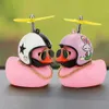 Dekorationer Lucky Pink Duck Society Lovely Ornament Creative Dashboard Toys With Helmet and Chain Car Accessories Interior Para Auto AA230407