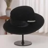 Cappelli a tesa avara Cappello da jazz in feltro di lana invernale da donna Elegante cappello Fedora piatto di perle di cristallo di lusso britannico Nastro Panama