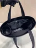 Borsa tote in pelle spazzolata di alta qualità con bottiglia d'acqua Borsa tote di design uomo Marchio di lusso Borsa con lettera smaltata con logo triangolo dorato borsa nera