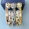Alta versão v ouro Designer Coleção Estilo Pulseiras Abertas Bangle Mulheres Lady Configurações Banhado A DiamanteCor Pontos Pretos Olhos Verdes Leopardo Pantera Moda Jóias
