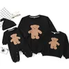 Familjsmatchande kläder Autumn Winter Mother Kids tröja broderi tecknad björn fader son julfamilj matchande kläder kläder 231107