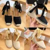 Linnen espadrille sandalen met sleehak F090 Katoenen enkelbandjes aan de bovenkant Geborduurd logo met letters Nieuwe vissersschoenen met ronde kop en kenmerkend logo aan de bovenkant