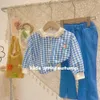 Set di abbigliamento Moda Bambini Set di vestiti per ragazze Autunno Coreano Pizzo O-Collo Cardigan scozzese monopetto Cappotti Pantaloni 2 pezzi Abbigliamento per bambini 1-8 anni 231108