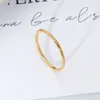 Tiktok Kleurloze ronde spoel Eén diamanten vinger Extreem eenvoudig Geavanceerde luxe Cool Wind Titanium stalen ring Vrouw