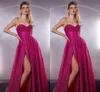 Sexy Fuschia Plus Size A Linha Vestidos de Baile Alças de Espaguete Querida Pregas Alta Divisão Lateral Desgaste Formal Aniversário Pageant Ocasiões Especiais Vestidos de Festa À Noite