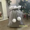 Decorazioni natalizie che vendono sacchi di Babbo Natale in velluto di colori tenui con grandi pompon, sacchetti regalo in peluche a sublimazione