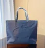 Модная бренда роскошная нейлоновая тота для покупок дизайнер дизайнер сумочка цветочный дизайн большая высококачественная женская сумка бесплатно