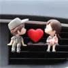 Décorations Désodorisant Mignon Couple Poupée toon Amoureux Accessoires De Voiture Intérieur En Métal Aromathérapie Air Vent Clip Parfum Ornement AA230407