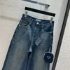 Pantaloni in denim da donna Pantaloni casual con lettera triangolare Jeans lunghi strappati alla moda Abiti per quattro stagioni Qualità straordinaria con portamonete SML