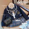 Set di abbigliamento Ragazze Jk Uniforme Primavera Autunno Abito stile college Cappotto per bambini Camicia Gonna a pieghe Set 3 pezzi Abbigliamento da casa per studenti con cravatta 2-10 anni 231108