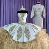 Axelfri klänning guld boll quinceanera klänningar pärlor applikationer lång prom klänning rufsar tiered födelsedagsfest vestidos de 15 anos