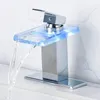 Rubinetti per lavandino del bagno Rubinetto a cascata Hydropower LED Rubinetti montati su piano per lavabo in acciaio inossidabile