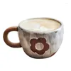 Tazze Tazza in ceramica minimalista moderna Tazza per coppia di tazze da caffè per uso domestico giapponese con piccolo fiore carino dipinto a mano.