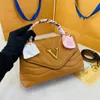Luxurys Designer Twist Bag سلسلة موجة جديدة تمسك بي كيس كتف متقاطع من جلد أنفسهم Langting Bastenger Presenger Basenger حقيبة على شكل خياطة مغناطيسية ناعمة