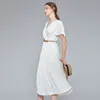 Freizeitkleider Sommerurlaubsstil Elegantes mittellanges Kleid mit V-Ausschnitt Kurzärmliges Swing-Seidenkleid 230408