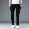 Jeans pour hommes Designer Marque de mode Été Nouveau Noir et Blanc Polyvalent Casual Jeunes Broderie Slim Fit Pantalon 2GZH