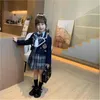 Set di abbigliamento Ragazze Jk Uniforme Primavera Autunno Abito stile college Cappotto per bambini Camicia Gonna a pieghe Set 3 pezzi Abbigliamento da casa per studenti con cravatta 2-10 anni 231108