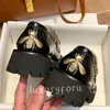 2023 Nuovo stile College Style Mocassino Ragazze Abito Aumento in altezza Scarpe con plateau Piccola ape Ricamo Designer Mocassini di lusso Scarpe casual classiche