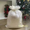 Decorazioni natalizie che vendono sacchi di Babbo Natale in velluto di colori tenui con grandi pompon, sacchetti regalo in peluche a sublimazione