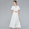 Freizeitkleider Sommerurlaubsstil Elegantes mittellanges Kleid mit V-Ausschnitt Kurzärmliges Swing-Seidenkleid 230408