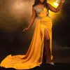 플러스 남아프리카 크기의 여성 드레스 노란색 새틴 스팽글 아플리케이드 레이스 형식 이브닝 가운 섹시한 허벅지 분할 Peplum 긴 인어 파티 파티 드레스