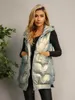 女性のベスト2023ファッション秋と冬のノースリーブ特許フード付きフロントジッパーボタンディテールソリッドフッファーコート屋外暖かい服