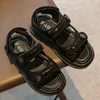 Детские сандалии на плоской подошве 2023 Лето Детская мода Мягкие спортивные сандалии Черный Белый 2 цвета Кожаная обувь для маленьких девочек Малыши Студенты