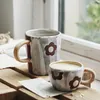 Tazze Tazza in ceramica minimalista moderna Tazza per coppia di tazze da caffè per uso domestico giapponese con piccolo fiore carino dipinto a mano.