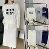 Outono 23 novo produto feminino tendência da moda europeia muito suave linha clara conjunto de letras top + saia de meio comprimento