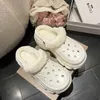 Dongdong chaussures: vêtements d'extérieur en peluche pour femmes automne et hiver nouvelles semelles épaisses mignonnes et mignonnes pantoufles en coton chaudes enveloppées de cœur pour fille 231007